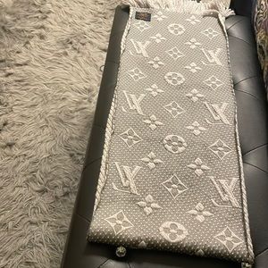 Louis Vuitton scarf, never been worn, new condition